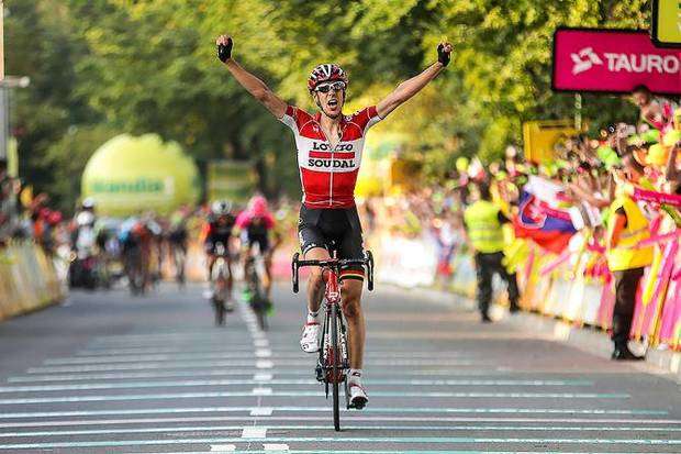 Il vincitore Bart de Clercq sullo sfondo Diego Ulissi (foto bettini/cyclingnews)
