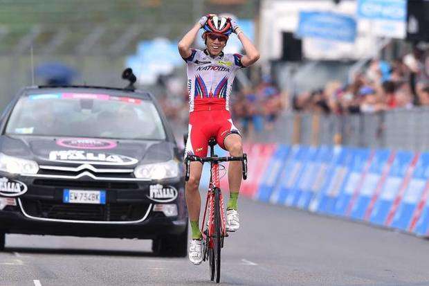 Ilnur Zakarin vincitore al Giro d'Italia nell'autodromo di Imola (foto cyclingnews)
