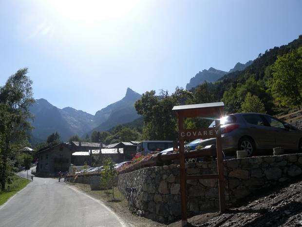 L'ingresso di Covarey, sullo sfondo il Mont Avic.jpg