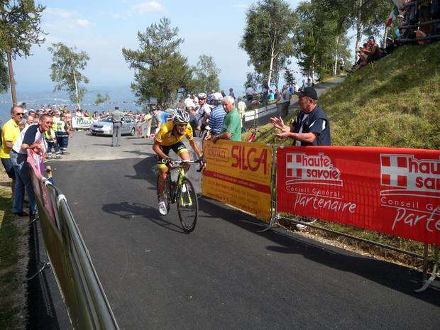 La maglia gialla di Andrea Manfredi verso l'arrivo.jpg