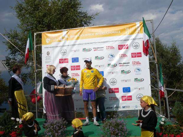 Fabio Aru indossa la maglia gialla del Giro della Valle d'Aosta 2012.jpg