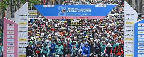 In 4000 alla partenza della Granfondo Felice Gimondi (foto ecodibergamo)