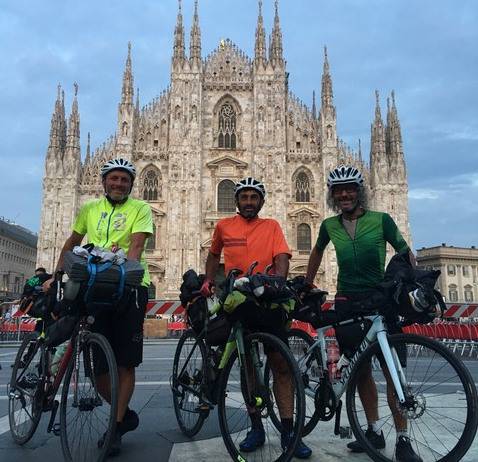 In bici per l'Italia terminato al Duomo di Milano (foto Pitti)
