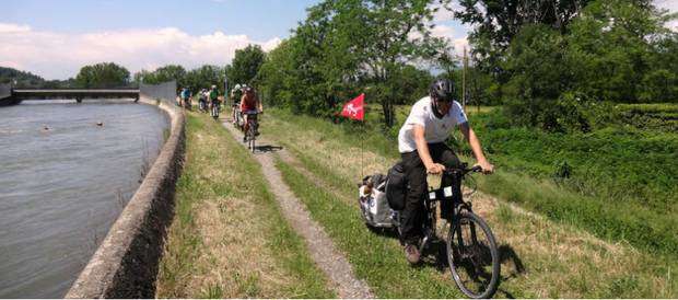 In bicicletta lungo il canale Cavour (foto piemonteparchi)