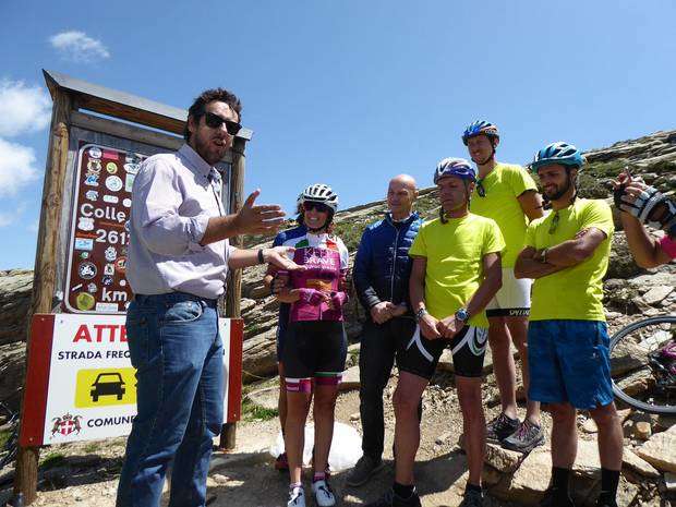 Inaugurato al Colle del Nivolet il cartello di sicurezza sorpasso ciclisti (7)