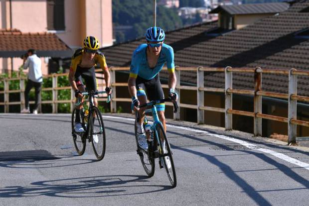 Jakob Fuglsang e George Bennet sulla salita finale (foto cyclingnews