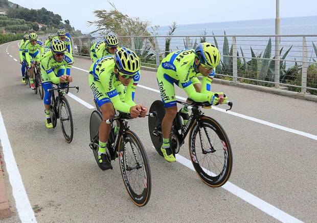La Saxo Tinkoff in allenamento sulla pista ciclabile della Riviera dei Fiori (foto FB Contador)