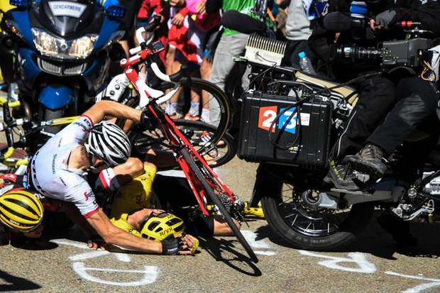 La caduta di Froome, Porte e Mollema (foto cyclingnews)