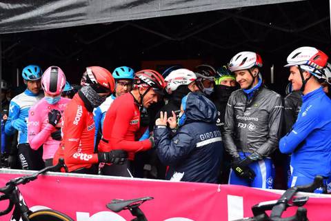 La discussione alla partenza di Morbegno del Giro d'Italia (foto cyclingnews)