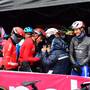 La discussione alla partenza di Morbegno del Giro d'Italia (foto cyclingnews)