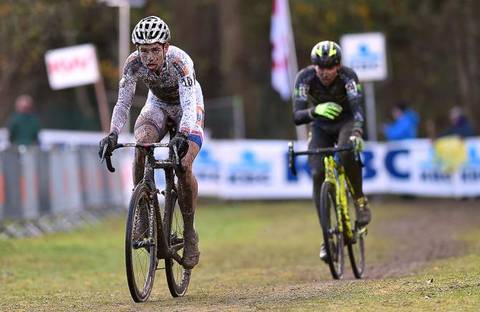 La lotta nel fango di Sven Nys e Wout van Aert (foto cyclingnews)