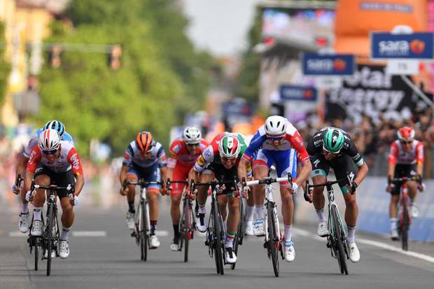 La volata della decima tappa del Giro d'Italia (foto cyclingnews)