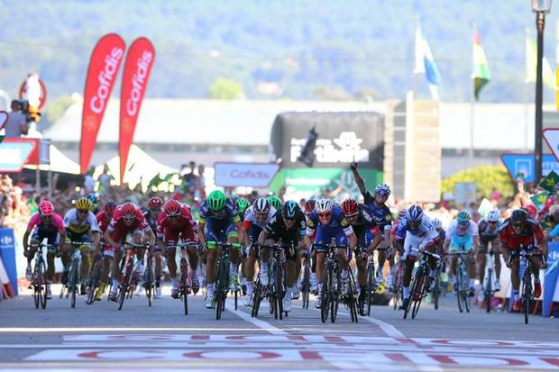 La volata della tappa 2 della Vuelta Spagna (foto cyclingnews)