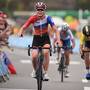 La volata per l'oro nel ciclismo femminile alle Olimpiadi di Rio (foto cyclingnews)