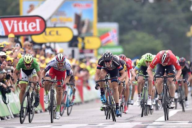La volata vinta da Andre Greipel nella 15a tappa del Tour de France (foto cyclingnews.it)
