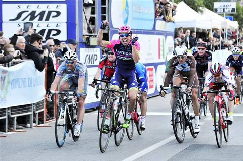 L'arrivo del Trofeo Laigueglia vinto da Davide Cimolai (foto federciclismo.it) 