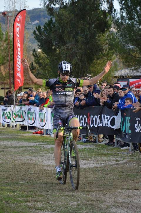 L'arrivo di Cominelli vincitore del Gran Premio Abruzzo Ciclocross (foto organizzazione)
