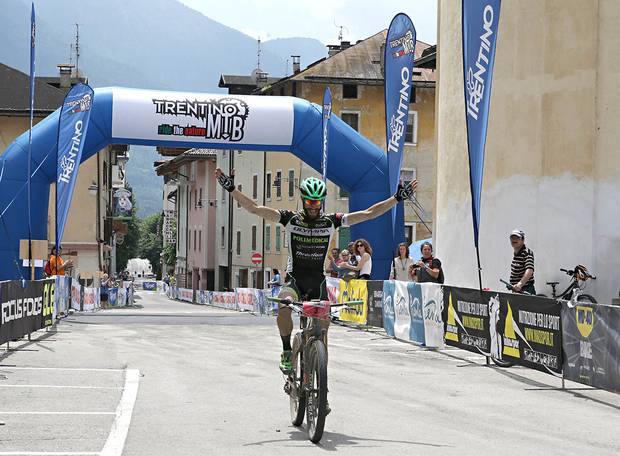 L'arrivo di Sarai Dolomitica vincitore Bike Marathon (foto Newspower)