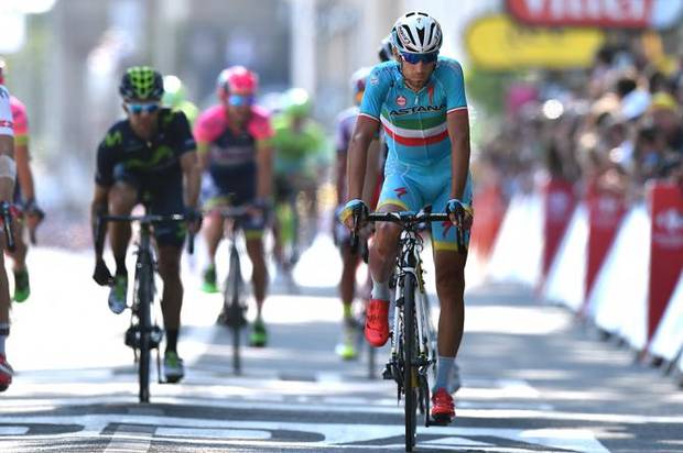 L'arrivo di uno sconsolato e ammaccato Nibali (foto cyclingnews)