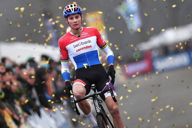 L'arrivo vittorioso di Mathieu Van der Poel (foto cyclingnews)