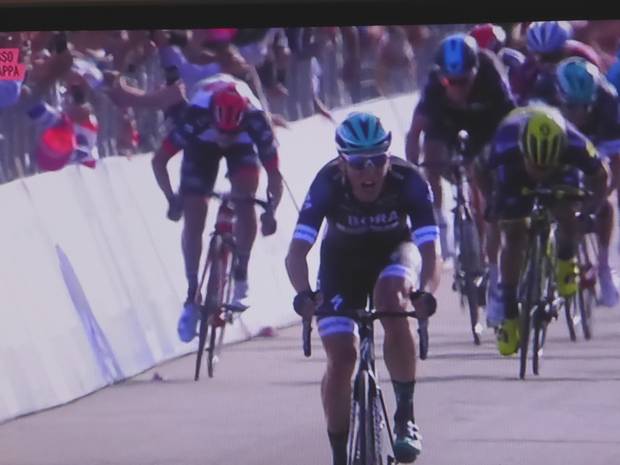 L’austriaco Lukas Pöstlberger vince la prima tappa del Giro d'Italia