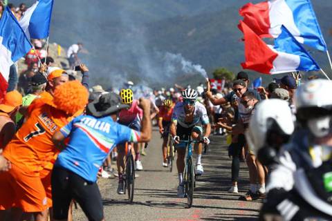 Lo scatto di Alexey Lutsenko verso la vittoria (foto cyclingnews)