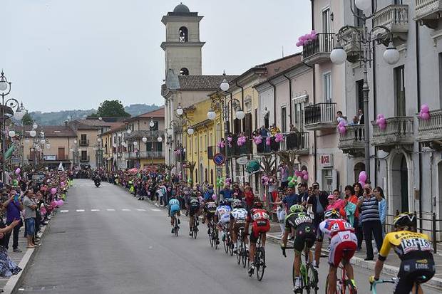 Lo spettacolo del pubblico al Giro dItalia (foto cyclingnews)