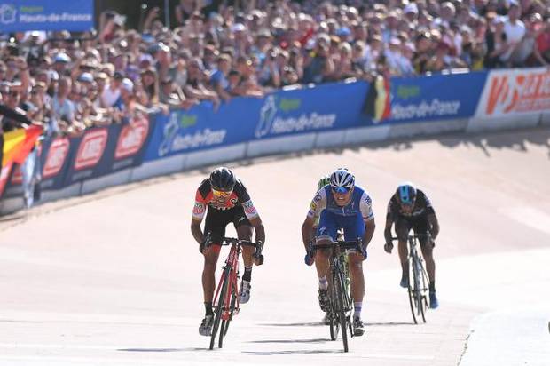 Lo sprint della Parigi Roubaix con Gianni Moscon quinto (foto cyclingnews)