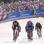 Lo sprint della Parigi Roubaix con Gianni Moscon quinto (foto cyclingnews)