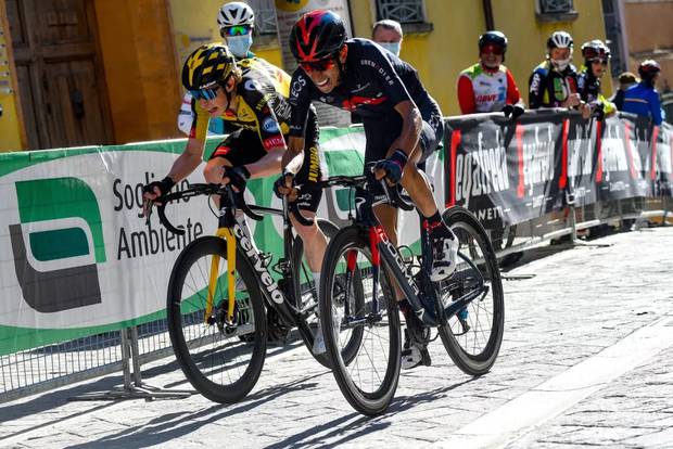 Lo sprint tra Vingegaard e Sosa (foto cyclingnews)