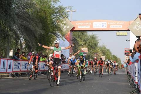 Lo sprint vincente di Giacomo Nizzolo all'Abu Dhabi Tour (fot cyclingnews)