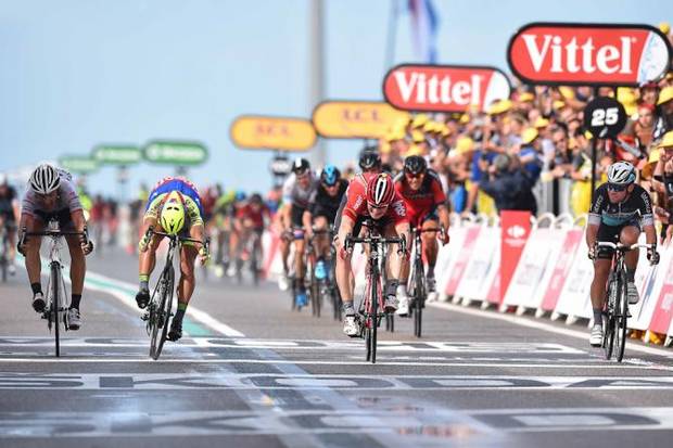 Lo sprint vittorioso di Greipel nella seconda tappa del Tour (foto cyclingnews)