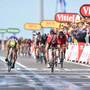 Lo sprint vittorioso di Greipel nella seconda tappa del Tour (foto cyclingnews)