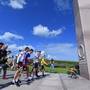 L'omaggio dei corridori alla commemorazione dello sbarco in Normandia (foto cyclingnews)
