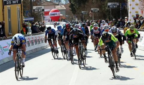 Mareczko allo sprint su Cavendish nella semitappa Coppi e Bartali (foto federciclismo)
