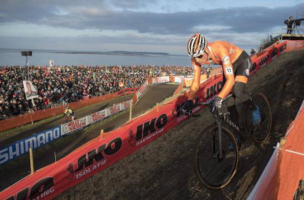 Mathieu Van der Poel nuovo campione del mondo di ciclocross (foto cyclingnews)