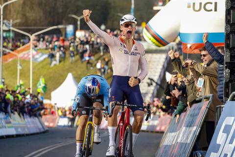 Mathieu van der Poel campione del mondo di ciclocross su Van Aert (foto federciclismo)