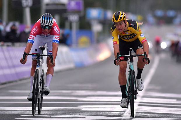 Mathieu van der Poel vince lo sprint su Van Aert al Giro delle Fiandre (foto cyclingnews)