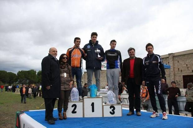 Memorial Vito Carparelli 2013 podio juniores con il sindaco Di Bari primo da sinistra
