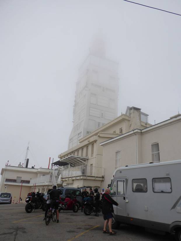 Mont Ventoux in bici nebbia e freddo in vetta