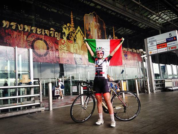 Paola Gianotti a Bankok durante il suo giro del mondo (foto FB Keep Brave)