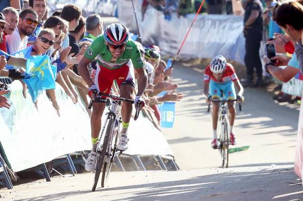 Passaggio di maglia rossa tra Rodriguez e Fabio Aru (foto cyclingnews)