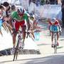 Passaggio di maglia rossa tra Rodriguez e Fabio Aru (foto cyclingnews)