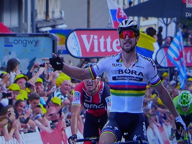 Peter Sagan trionfa nella terza tappa del Tour de France
