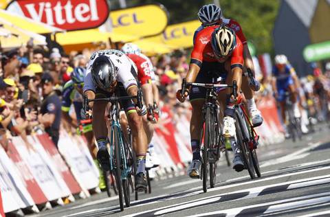 Peter Sagan vince su Sonny Colbrelli tappa 2 del Tour de France (foto bettini cyclingnews)