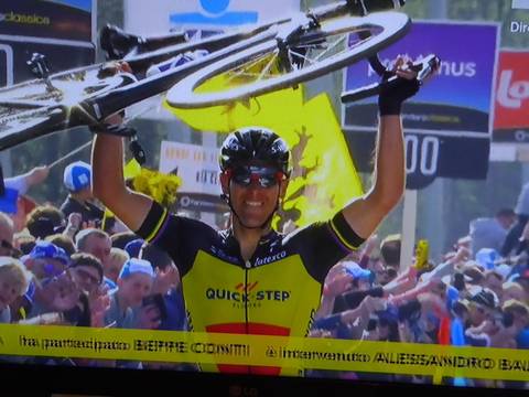 Philippe Gilbert festeggia la vittoria nel Giro delle Fiandre