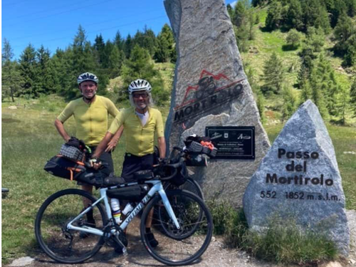 I ciclisti valdostani Maurizio Pitti e Marco Dalbard portano a termine la durissima Alpi4000