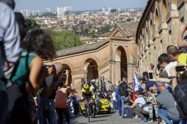 Primoz Roglic prima Maglia Rosa del Giro d'Italia (foto bettini cyclingnews)
