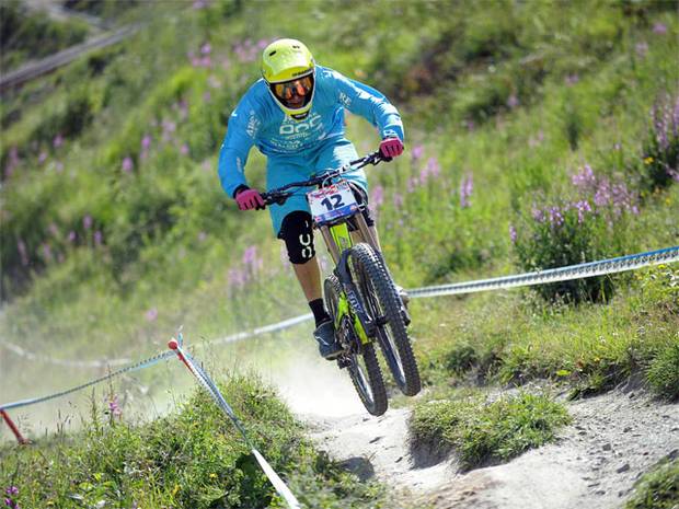 Un biker impegnato nella Coppa Europa Downhill 2012