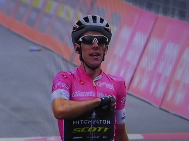 Simon Yates vince a Sappada la sua terza tappa al Giro d'Italia